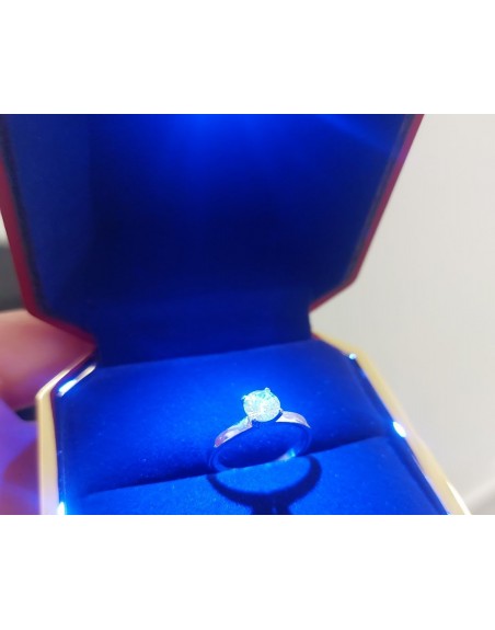 Anello solitario con scatola luminosa