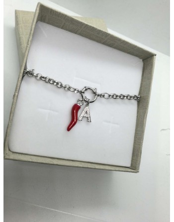Bracciale con lettere e cornetto rosso creato a mano
