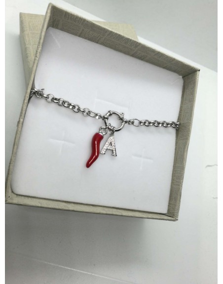 Bracciale con lettere e cornetto rosso creato a mano