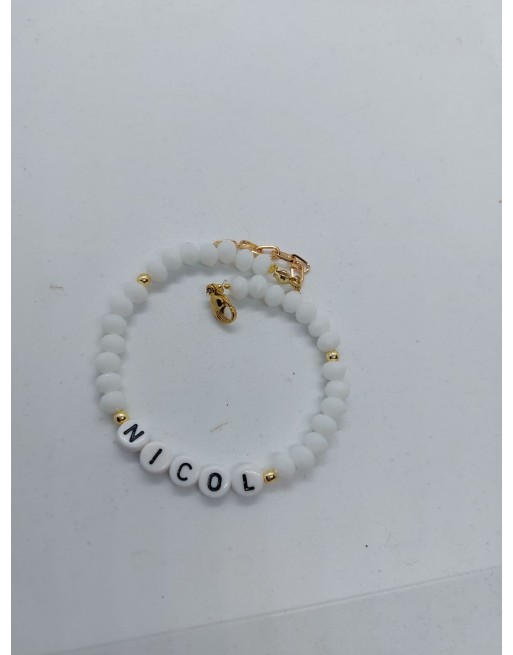 Bracciale fatto a mano con perline bianche e inserti oro