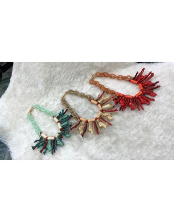 Collana  colorata con  inserti conchiglia