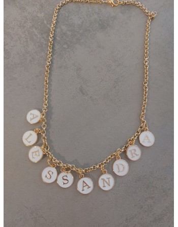 Collana  con lettere smaltate bianche