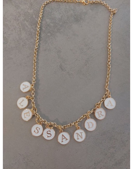 Collana  con lettere smaltate bianche