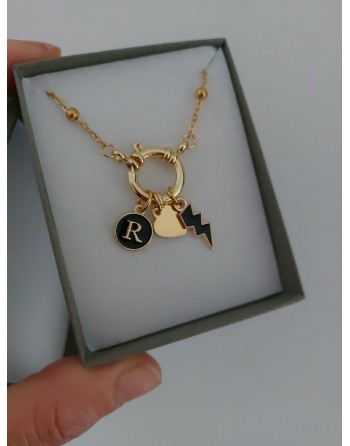 Collana con lettera e simboli