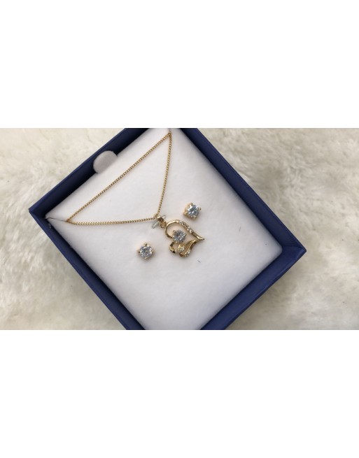 Collana con orecchini e ciondolo confezionata in scatola da regalo