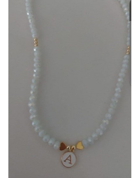 Collana con perline bianche e lettera