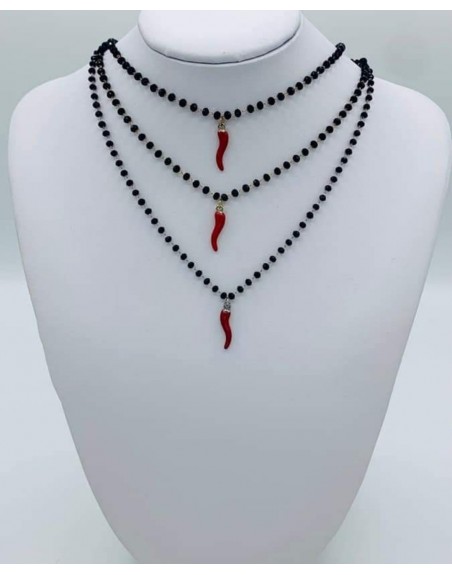 Collana con perline nere e cornetto rosso