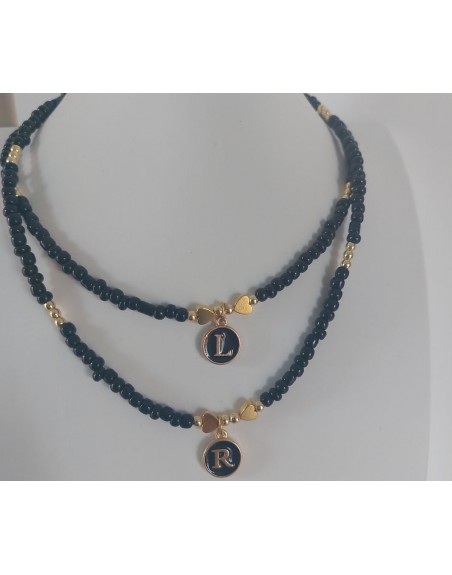Collana con perline piccole e lettera