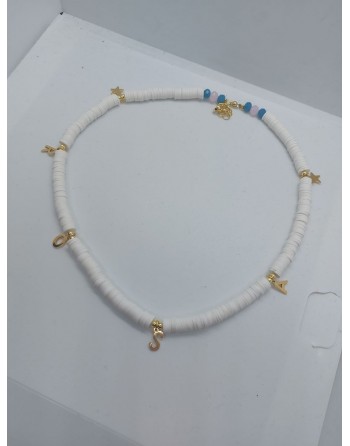 Collana creata a mano con gommini bianchi e lettere