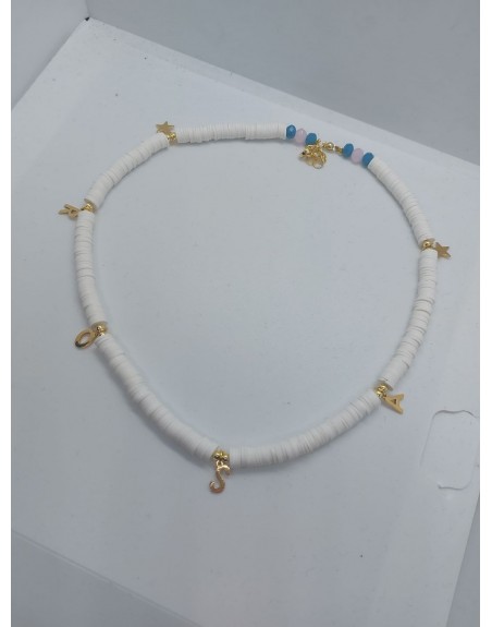 Collana creata a mano con gommini bianchi e lettere