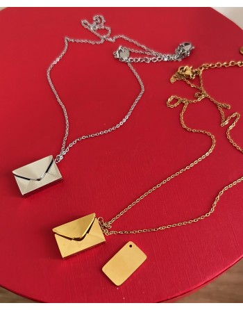 Collana modello busta e foglio con piastra per incisione nomi o iniziali