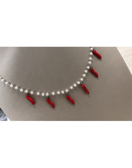 Collana perline bianche con cornetti rossi