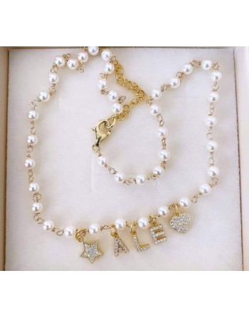 Collana realizzata a mano con catenarosario bianco di perle e nome