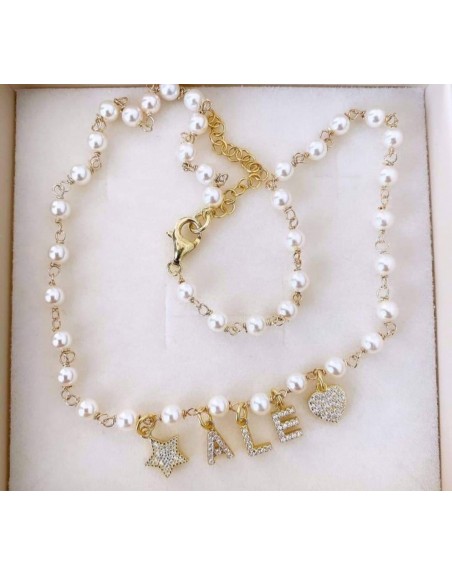 Collana realizzata a mano con catenarosario bianco di perle e nome