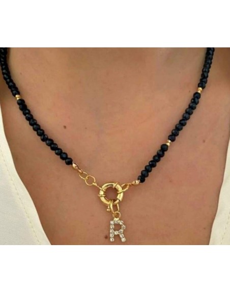 Collana realizzata a mano con perline nere e lettera zirconata colore oro