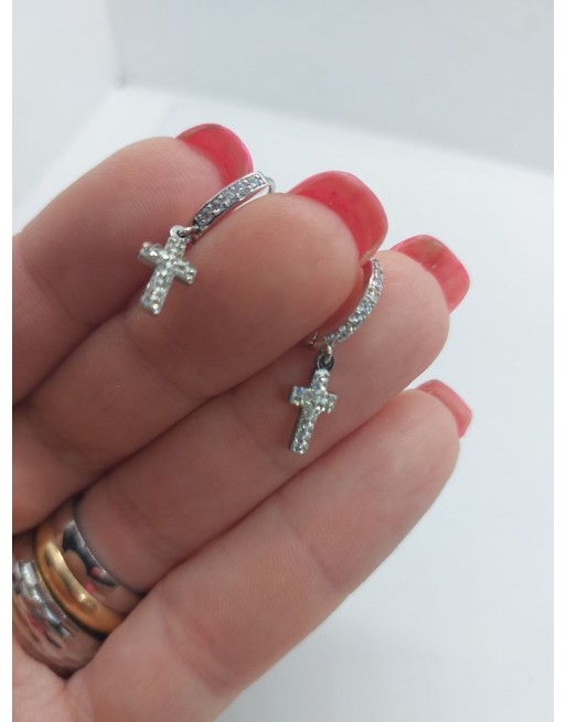Orecchino cerchio zirconato con croce pendente