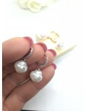 Orecchino con cerchietto brillantinato e pendente perla bianca