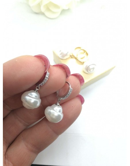 Orecchino con cerchietto brillantinato e pendente perla bianca