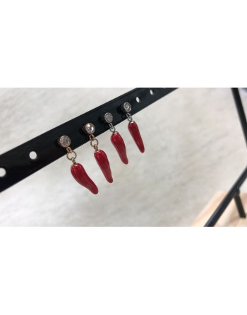 Orecchino pendente cornetto rosso