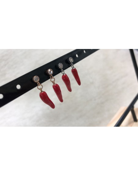 Orecchino pendente cornetto rosso