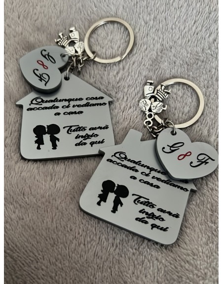 Portachiavi coppia in plexiglass specchiato grigio  con frase e iniziali