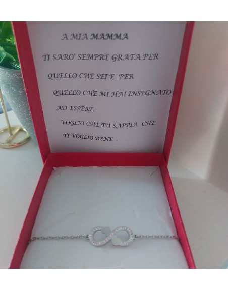 Scatola con decica personalizzata e bracciale infinito e cuore