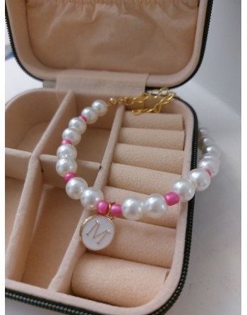 Bracciale perla con inserti rosa e lettera smaltata bianca