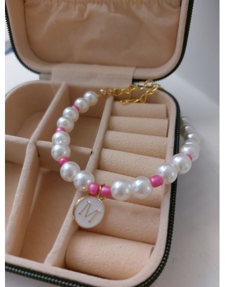 Bracciale perla con inserti rosa e lettera smaltata bianca