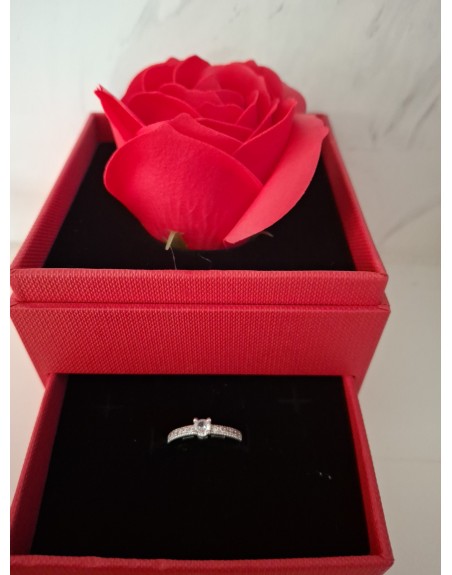 Scatola con rosa ed anello pave\' solitario regolabile