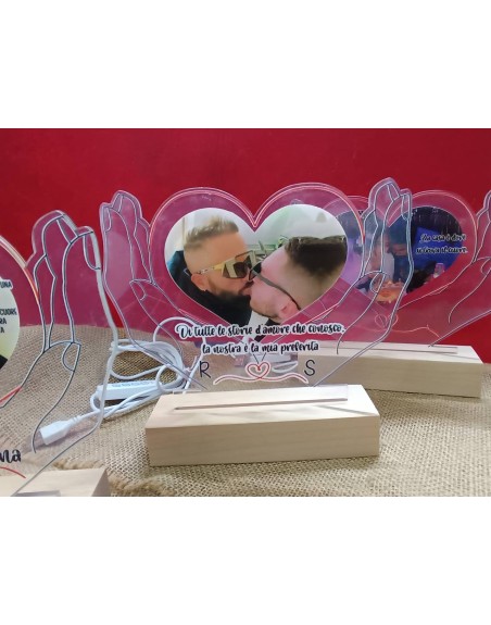 lampada con luce led e cuore foto con  abbraccio