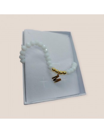 Collana con perline bianche e lettera pendente oro